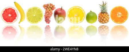 Fruits tropicaux frais dans une rangée avec réflexion de lumière isolée sur fond blanc. Banque D'Images