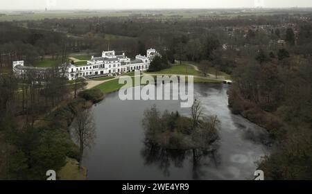 BAARN - Drone photo du domaine Soestdijk Palace. Le conseil municipal de Baarn avait déjà approuvé un plan de zonage pour le réaménagement du domaine du palais de Soestdijk, mais plusieurs résidents locaux et organisations de protection de la nature se sont opposés au plan. ANP SANDER KONING pays-bas sorti - belgique sorti Banque D'Images