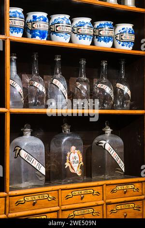 Exposition de pharmacie baroque avec le mobilier de pharmacie baroque tardif utilisé par les sœurs de l'ordre du monastère d'Elizabeth (il comprenait chapelle et hôpital avec pharmacie de l'année 1754) au Musée de la ville de Brno ( Muzeum mesta Brna ) à l'intérieur du château de Spilberk, République tchèque, 23 janvier 2024. (Photo CTK/Patrik Uhlir) Banque D'Images