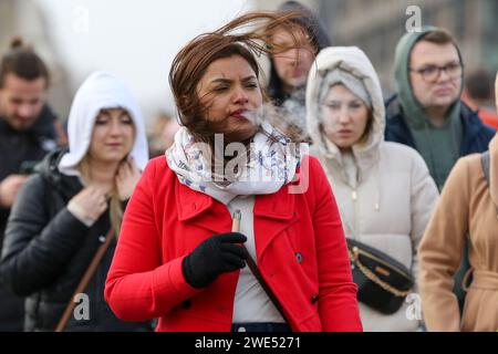 Londres, Royaume-Uni. 21 janvier 2024. Une femme a vu fumer de la vape en marchant dans le centre de Londres. Une étude récente montre que les vapes sans nicotine nuisent aux poumons. (Photo Steve Taylor/SOPA Images/Sipa USA) crédit : SIPA USA/Alamy Live News Banque D'Images