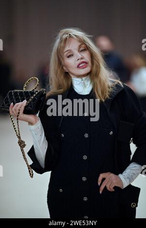 © franck castel/MAXPPP - 22/01/2024 Chanel Front Row Paris Fashion week haute Couture Printemps Eté 2024 PARIS, FRANCE JANVIER 23 Arielle Dombasle participe au défilé Chanel haute Couture Printemps.Eté 2024 dans le cadre de la Fashion week Paris le 23 janvier 2024 à Paris, France crédit : MAXPPP/Alamy Live News Banque D'Images