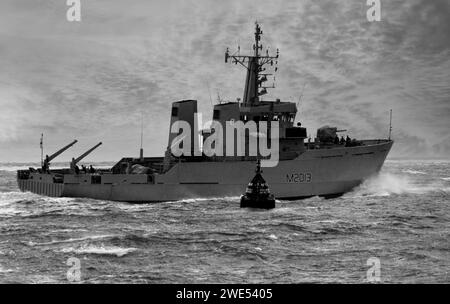 HMS Spey M2013 un dragueur de mines de classe fluviale de la Royal Navy britannique approchant du port de Portsmouth par mer agitée, le Solent, Portsmouth, Hampshire, Angleterre, Royaume-Uni Banque D'Images