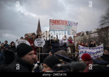 Berlin, Allemagne. 23 janvier 2024. Des manifestants opposés à la clôture du parc se dressent dans le parc lors d'une visite du parc Görlitzer par le Sénat de Berlin dans le quartier Friedrichshain-Kreuzberg. Crédit : Sebastian Christoph Gollnow/dpa/Alamy Live News Banque D'Images