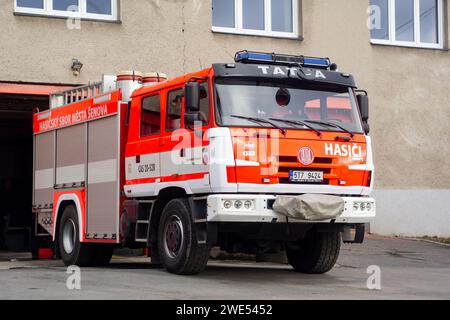 SENOV, RÉPUBLIQUE TCHÈQUE - 6 FÉVRIER 2016 : camion de pompiers Tatra 815 Terrno1 cas 20-S2R devant la caserne de pompiers Banque D'Images