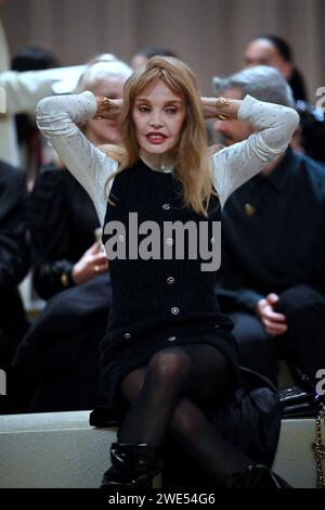 © franck castel/MAXPPP - 22/01/2024 Chanel Front Row Paris Fashion week haute Couture Printemps Eté 2024 PARIS, FRANCE JANVIER 23 Arielle Dombasle participe au défilé Chanel haute Couture Printemps.Eté 2024 dans le cadre de la Fashion week Paris le 23 janvier 2024 à Paris, France crédit : MAXPPP/Alamy Live News Banque D'Images