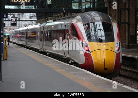 Londres, Royaume-Uni. 22 décembre 2023. Un train du London North Eastern Railway (LNER) vu à la gare de Londres. (Photo Steve Taylor/SOPA Images/Sipa USA) crédit : SIPA USA/Alamy Live News Banque D'Images