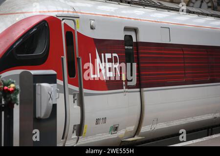 Londres, Royaume-Uni. 22 décembre 2023. Un train du London North Eastern Railway (LNER) vu à la gare de Londres. (Photo Steve Taylor/SOPA Images/Sipa USA) crédit : SIPA USA/Alamy Live News Banque D'Images