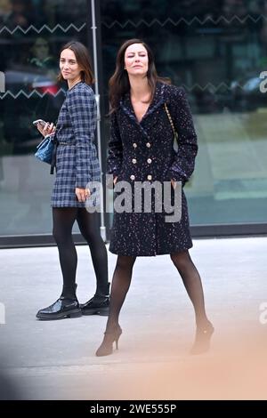 © franck castel/MAXPPP - 22/01/2024 Chanel Front Row Paris Fashion week haute Couture Printemps Eté 2024 PARIS, FRANCE JANVIER 23 Anna Mouglalis participe au défilé Chanel haute Couture Printemps.Eté 2024 dans le cadre de la Fashion week Paris le 23 janvier 2024 à Paris, France crédit : MAXPPP/Alamy Live News Banque D'Images