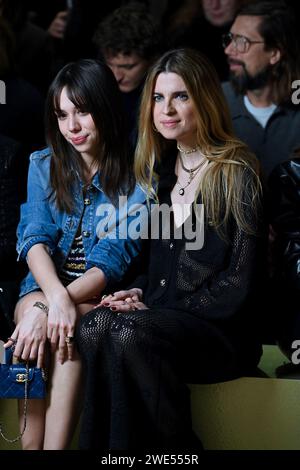 © franck castel/MAXPPP - 22/01/2024 Chanel Front Row Paris Fashion week haute Couture Printemps Eté 2024 PARIS, FRANCE JANVIER 23 Cécile Cassel participe au défilé Chanel haute Couture Printemps.Eté 2024 dans le cadre de la Fashion week Paris le 23 janvier 2024 à Paris, France crédit : MAXPPP/Alamy Live News Banque D'Images