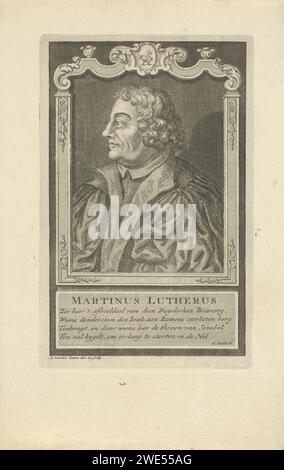 Portrait de Martin Luther, Adolf van der Laan, 1694 - 1755 tirage Portrait buste à gauche de Martin Luther, théologien et réformateur, pieds nus. Autour d'un cadre ornemental, sous le portrait le nom du dépeint et un verset hollandais à quatre lignes. gravure sur papier / gravure Banque D'Images