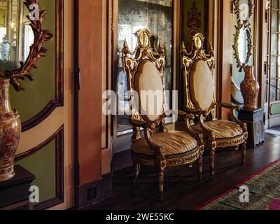 Palais national Palacio Nacional de Queluz. Thrones dans Sala dos Embaixadores aka Sala dos Embaixadores. Sintra, Portugal Banque D'Images