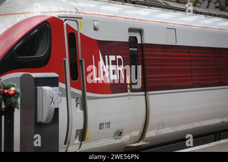 Londres, Royaume-Uni. 22 décembre 2023. Un train du London North Eastern Railway (LNER) vu à la gare de Londres. (Image de crédit : © Steve Taylor/SOPA Images via ZUMA Press Wire) USAGE ÉDITORIAL SEULEMENT! Non destiné à UN USAGE commercial ! Banque D'Images