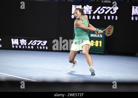 Qinwen Zheng de Chine lors de l'Open d'Australie 2024, tournoi de tennis du Grand Chelem le 22 janvier 2024 au Melbourne Park à Melbourne, Australie Banque D'Images