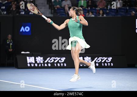 Qinwen Zheng de Chine lors de l'Open d'Australie 2024, tournoi de tennis du Grand Chelem le 22 janvier 2024 au Melbourne Park à Melbourne, Australie Banque D'Images