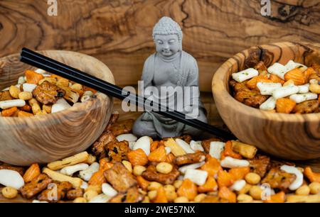 Différents types de gâteaux de riz japonais sur bois d'olivier Banque D'Images