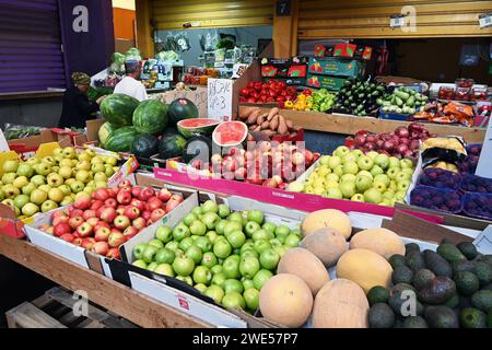 Greengrocer sur le marché à Hadera Banque D'Images