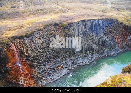 Colonnes rocheuses basaltiques et rivière glaciaire au canyon Studlagil, Jokuldalur, Islande orientale Banque D'Images