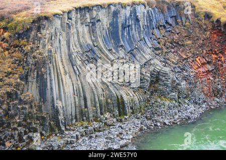 Colonnes rocheuses basaltiques et rivière glaciaire au canyon Studlagil, Jokuldalur, Islande orientale Banque D'Images