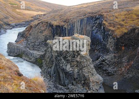 Colonnes rocheuses basaltiques et rivière glaciaire au canyon Studlagil, Jokuldalur, Islande orientale Banque D'Images