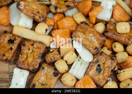 Différents types de gâteaux de riz japonais sur bois d'olivier Banque D'Images