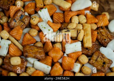 Différents types de gâteaux de riz japonais sur bois d'olivier Banque D'Images