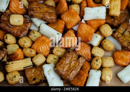 Différents types de gâteaux de riz japonais sur bois d'olivier Banque D'Images