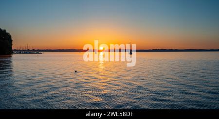 Lever du soleil à Malerwinkel, Chiemsee, Chiemgau, Bavière, Allemagne, Europe Banque D'Images