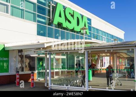 Magasin Asda entrée du magasin Asda logo signe Asda uk Asda Supermarket Derbyshire england uk gb europe Banque D'Images