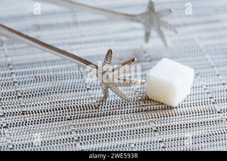 Les pinces en argent sterling sont utilisées dans un thé formel de l'après-midi avec des cubes de sucre Banque D'Images