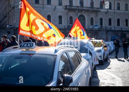 Rome, RM, Italie. 23 janvier 2024. Les chauffeurs de taxi protestent contre le fait que l'administration de la municipalité de Rome ne mette pas à jour les tarifs des taxis avec l'augmentation du coût de la vie et le non-respect des règles par les chauffeurs qui opèrent sans permis de taxi. (Image de crédit : © Marco Di Gianvito/ZUMA Press Wire) USAGE ÉDITORIAL SEULEMENT! Non destiné à UN USAGE commercial ! Banque D'Images