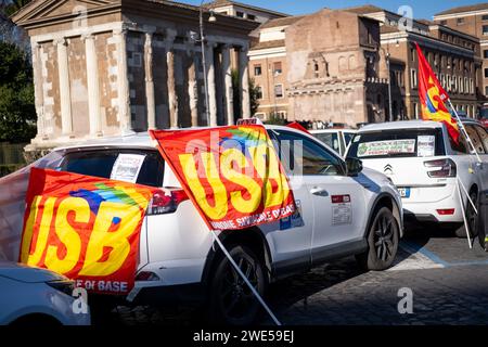 Rome, RM, Italie. 23 janvier 2024. Les chauffeurs de taxi protestent contre le fait que l'administration de la municipalité de Rome ne mette pas à jour les tarifs des taxis avec l'augmentation du coût de la vie et le non-respect des règles par les chauffeurs qui opèrent sans permis de taxi. (Image de crédit : © Marco Di Gianvito/ZUMA Press Wire) USAGE ÉDITORIAL SEULEMENT! Non destiné à UN USAGE commercial ! Banque D'Images