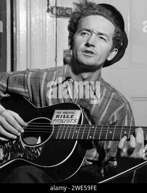 Woody Guthrie (1912-1967), musicien folklorique américain originaire de l'Oklahoma dont le travail s'est concentré sur les thèmes du socialisme américain et de l'antifascisme. Guthrie est peut-être mieux connu pour la chanson This Land is Your Land. Banque D'Images