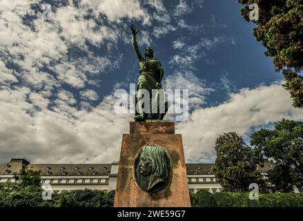 Monument de Görres devant un ciel nuageux en mouvement, en arrière-plan le Palais électoral, Coblence, Vallée du Rhin moyen supérieur, Rhénanie-Palatinat, GER Banque D'Images