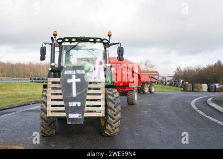 Montauban, France. 23 janvier 2024. Un tracteur, avec un cercueil, les fermiers stars des suicides. La FNSEA et les jeunes agriculteurs du Tarn-et-Garonne rassemblent et bloquent à Montauban l'autoroute A20. France, Golfech 23 janvier 2024. Photo de Patricia Huchot-Boissier/ABACAPRESS.COM crédit : Abaca Press/Alamy Live News Banque D'Images