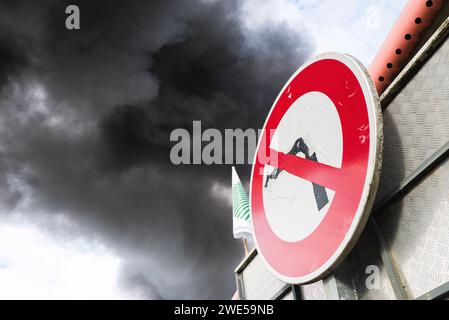 Montauban, France. 23 janvier 2024. Un panneau avec de la fumée noire du feu. La FNSEA et les jeunes agriculteurs du Tarn-et-Garonne rassemblent et bloquent à Montauban l'autoroute A20. France, Golfech 23 janvier 2024. Photo de Patricia Huchot-Boissier/ABACAPRESS.COM crédit : Abaca Press/Alamy Live News Banque D'Images