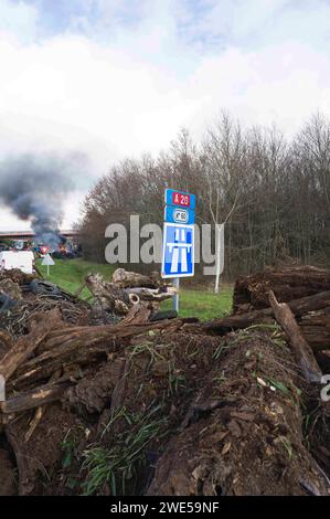 Montauban, France. 23 janvier 2024. Un panneau d'autoroute A20 avec un feu de circulation au loin. La FNSEA et les jeunes agriculteurs du Tarn-et-Garonne rassemblent et bloquent à Montauban l'autoroute A20. France, Golfech 23 janvier 2024. Photo de Patricia Huchot-Boissier/ABACAPRESS.COM crédit : Abaca Press/Alamy Live News Banque D'Images