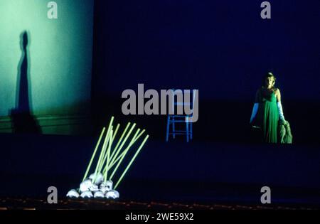 Janice Cairns (Amelia Anckarstrom) dans Un BAL MASQUÉ à l'English National Opera (ENO), London Coliseum, London WC2 14/09/1989 musique : Giuseppe Verdi livret : Antonio Somma chef d'orchestre : Mark Elder design : David Fielding éclairage : Wolfgang Gobbel réalisateur : David Alden Banque D'Images