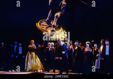 Centre, de gauche à droite : Janice Cairns (Amelia Anckarstrom), Lesley Garrett (Oscar), Arthur Davies (Gustavus III) dans Un BAL MASQUÉ à l'English National Opera (ENO), London Coliseum, London WC2 14/09/1989 musique : Giuseppe Verdi livret : Antonio Somma chef d'orchestre : Mark Elder design : David Fielding éclairage : Wolfgang Gobbel réalisateur : David Alden Banque D'Images