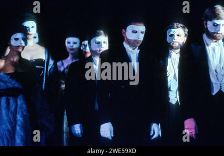 Chœur masqué dans Un BAL MASQUÉ à l'English National Opera (ENO), London Coliseum, Londres WC2 14/09/1989 musique : Giuseppe Verdi livret : Antonio Somma chef d'orchestre : Mark Elder design : David Fielding éclairage : Wolfgang Gobbel réalisateur : David Alden Banque D'Images