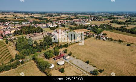 Vue aérienne du Castello di Agazzano à Gazzola, Piacenza, Emilie-Romagne, Italie Banque D'Images