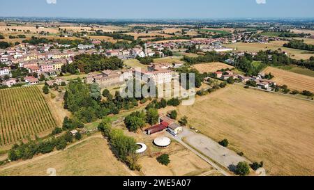 Vue aérienne du Castello di Agazzano à Gazzola, Piacenza, Emilie-Romagne, Italie Banque D'Images