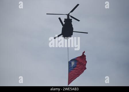 *** STRICTEMENT PAS DE VENTE AUX MÉDIAS OU ÉDITEURS FRANÇAIS - DROITS RÉSERVÉS ***10 octobre 2023 - Taipei, Taiwan : un hélicoptère militaire taïwanais avec un drapeau taïwanais survole le palais présidentiel pendant les festivités de la fête nationale, connu localement sous le nom de «double dix», car il a lieu le 10 octobre. Des célébrations ont eu lieu alors que le pays veut conserver son indépendance de facto sous la pression chinoise. Banque D'Images