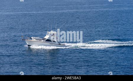 Un bateau de pêche blanc qui roule sur l'océan Pacifique au large des côtes de l'île Catalina en Californie Banque D'Images