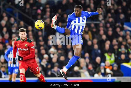 Danny Welbeck de Brighton saute pour le ballon lors du match de Premier League entre Brighton et Hove Albion et Wolverhampton Wanderers à l'American Express Stadium, Brighton, Royaume-Uni - 22 janvier 2024 photo Simon Dack / Telephoto Images. Usage éditorial uniquement. Pas de merchandising. Pour les images de football des restrictions FA et Premier League s'appliquent inc. Aucune utilisation Internet/mobile sans licence FAPL - pour plus de détails contacter football Dataco Banque D'Images