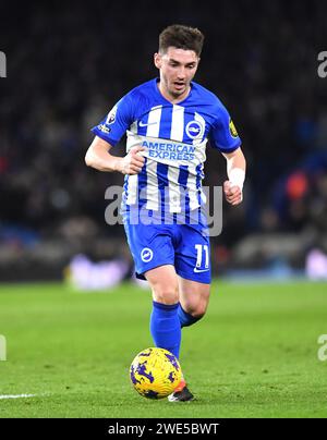 Billy Gilmour de Brighton lors du match de Premier League entre Brighton et Hove Albion et Wolverhampton Wanderers à l'American Express Stadium, Brighton, Royaume-Uni - 22 janvier 2024 photo Simon Dack / Telephoto Images. Usage éditorial uniquement. Pas de merchandising. Pour les images de football des restrictions FA et Premier League s'appliquent inc. Aucune utilisation Internet/mobile sans licence FAPL - pour plus de détails contacter football Dataco Banque D'Images