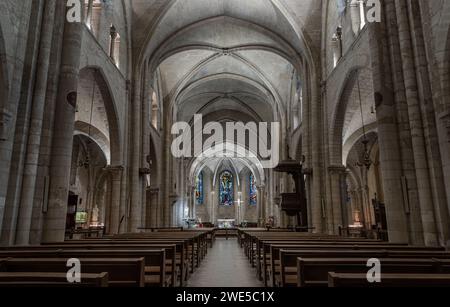 France, Paris - 02 janv. 2024 - intérieur de l'église Saint-Pierre de Montmartre à Paris. Vue de la nef et du plafond voûté côtelé gothique à la Paroisse S. Banque D'Images