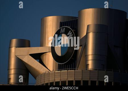 10.08.2022, Olympiapark München, BMW-Verwaltungsgebäude, der Vierzylinder strahlt in der Abendsonne. 10.08.2022, BMW 10.08.2022, BMW *** 10 08 2022, Olympic Park Munich, bâtiment administratif BMW, le moteur quatre cylindres brille dans le soleil du soir 10 08 2022, BMW 10 08 2022, BMW Banque D'Images