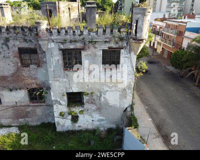 Tour de guet abandonnée de la prison Caseros et vue sur la rue du Parque Patricios Banque D'Images