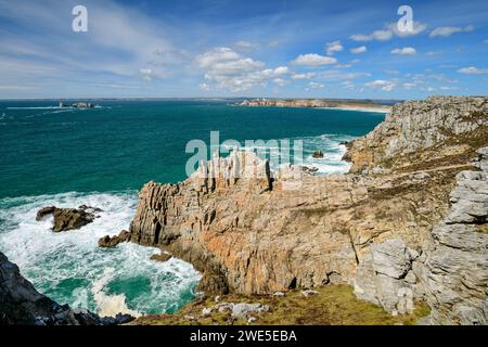 Falaises rocheuses avec surf à la Pointe de Pen-Hir, GR 34, Zöllnerweg, Sentier Côtier, presqu'île de Crozon, côte Atlantique, Bretagne, France Banque D'Images