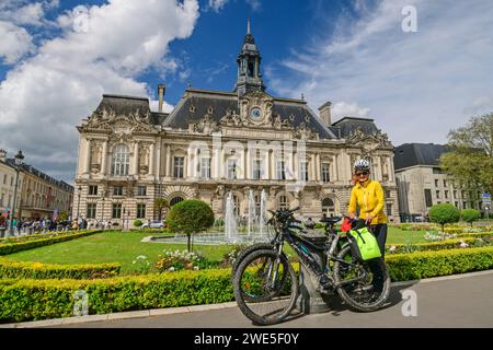 Femme à vélo sur la piste cyclable de la Loire debout devant les fontaines et les jardins avec l'hôtel de ville de Tours, Tours, Vallée de la Loire, site du patrimoine mondial de l'UNESCO Banque D'Images